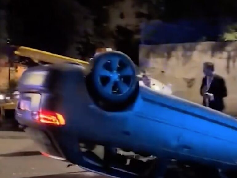 Napoli auto ribaltata Fuorigrotta