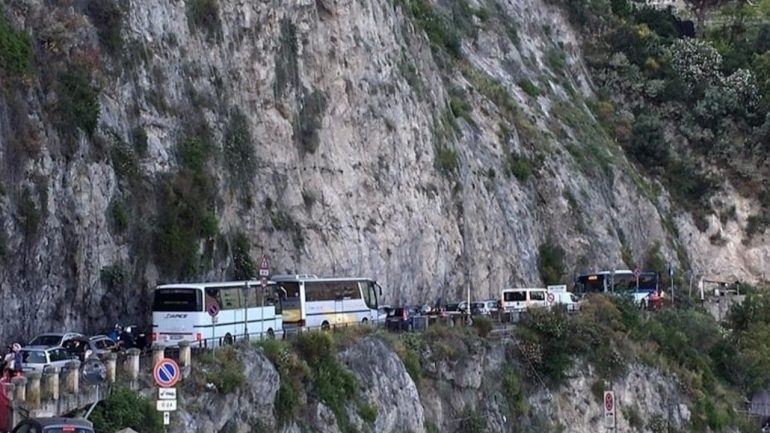 Blocco dei bus turistici in Costiera Amalfitana, Confcommercio chiede stop urgente all’ordinanza