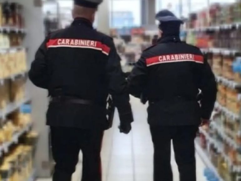 San Nicola la Strada, coppia ruba centinaia di tavolette di cioccolato da supermercato: denunciati