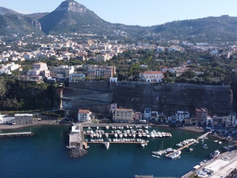 Premio Amarena 2024: un viaggio tra cultura, musica e gastronomia a Piano di Sorrento