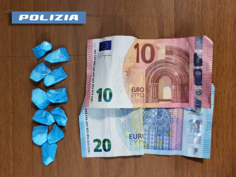 Porta Capuana: sorpreso a cedere droga, arrestato 20enne