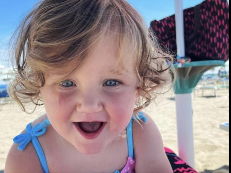 Bimba di 18 mesi muore soffocata con un tappo di bottiglia