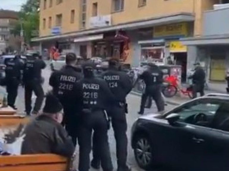 Minaccia tifosi con ascia davanti allo stadio di Amburgo prima di Polonia-Olanda: ferito