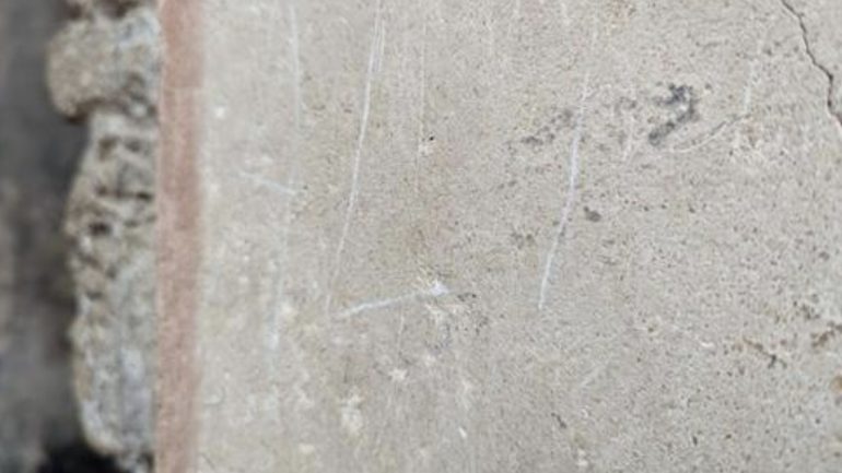 Scavi di Pompei turista incide lettere su intonaco casa dei Ceii, denunciato uomo del Kazakistan 