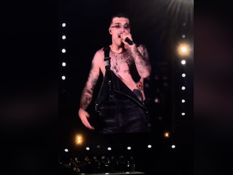 Geolier con outfit Freddy Mercury spacca al Maradona davanti a 50mila fan in delirio