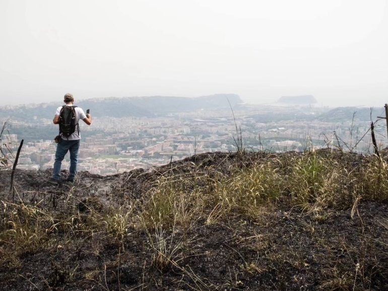 Incendio Camaldoli quasi domato: presidio interforze per la notte e controlli con Carabinieri Forestali