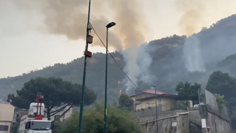 Napoli, incendio ai Camaldoli: è caccia al piromane