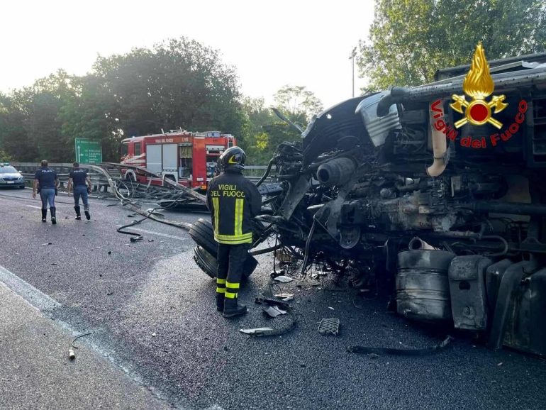 Salerno, estratto il conducente del camion ribaltato in autostrada: è grave.Traffico ancora bloccato