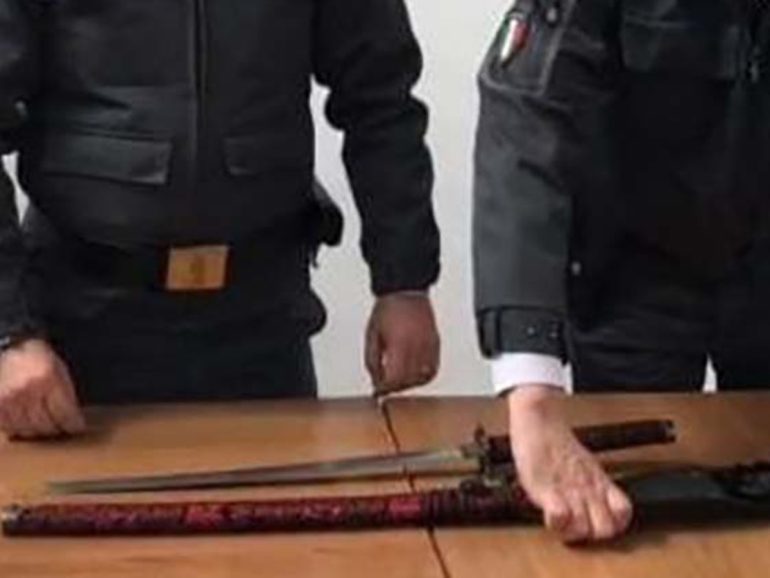 Portici, minaccia i vicini con una katana: arrestato 58enne