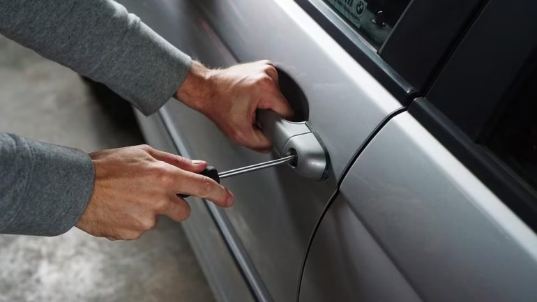 Melito, 16enne arrestato per furto d’auto