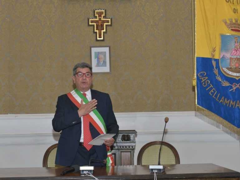 Castellammare, il Viminale scioglie il Comune per camorra. È scontro totale tra il sindaco e il PD