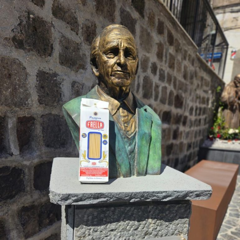 A Gragnano inaugurata la statua del decano della pasta, Mario Faella