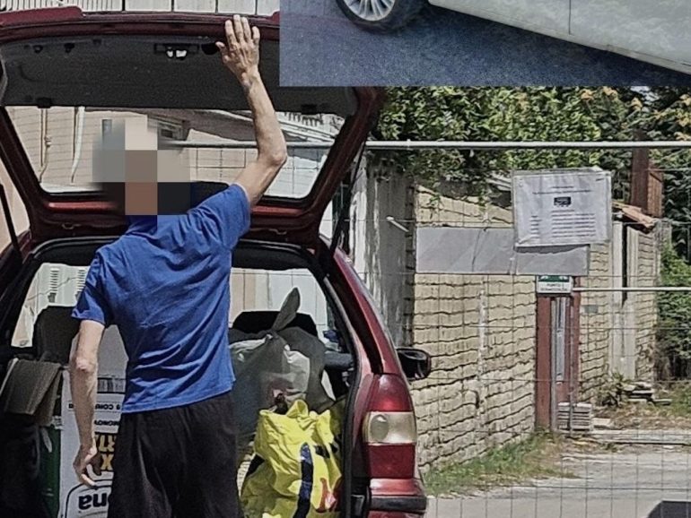 Arzano il fratello del boss abbandona rifiuti in strada: inseguito e denunciato
