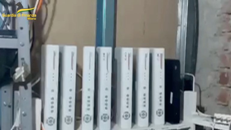 Nuovo colpo ai signori del pezzotto: 13 indagati e 1,3 milioni di utenti bloccati