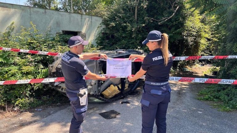 Pomigliano cimitero di auto rubate: maxi sequestro della polizia municipale