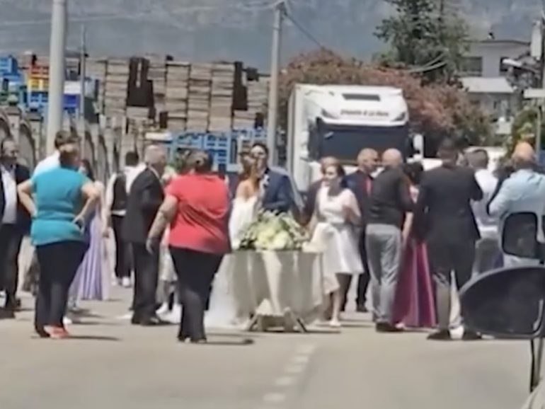 Sarno, scene da grosso grasso matrimonio greco: strada bloccata da banchetto nuziale