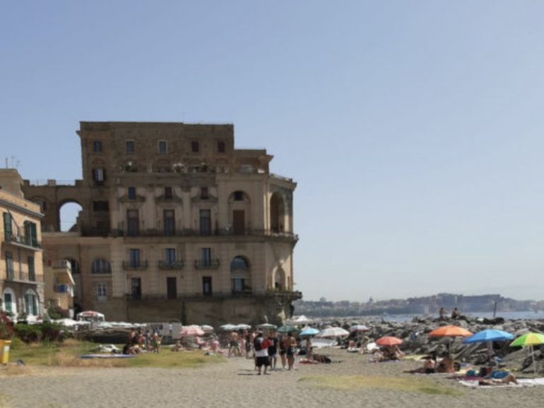 Napoli, rubano sulla spiaggia delle Monache