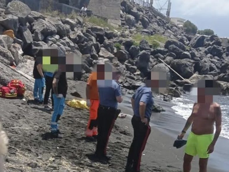 Choc a Ercolano: cadavere in spiaggia al molo Borbonico
