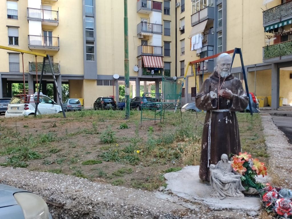 Arzano, la statua di Padre Pio nella 167 era un tributo del clan