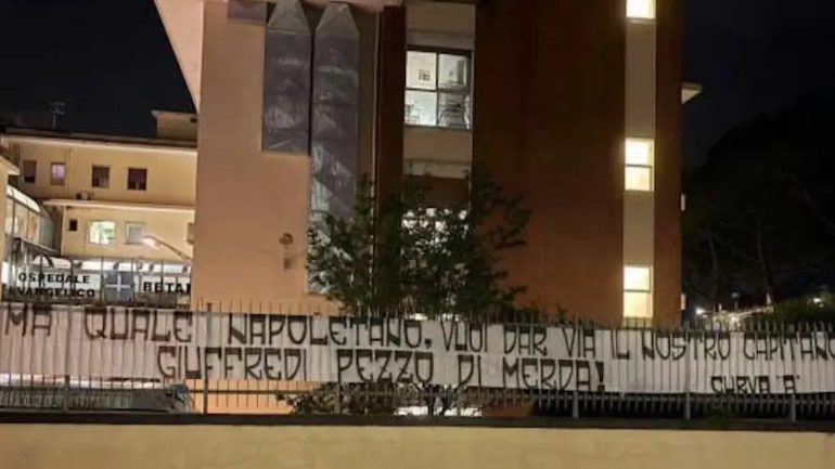 Napoli, violento striscione dei tifosi della curva A contro Giuffredi: “Pezzo di m…”