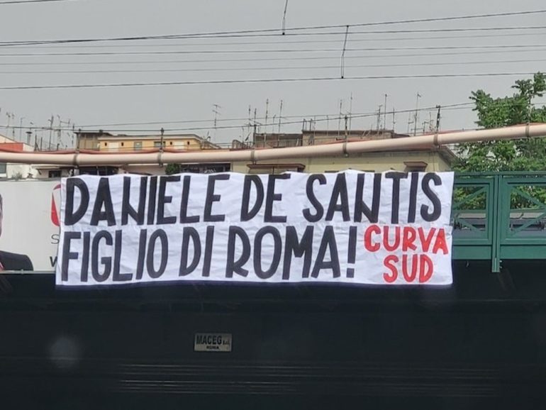 Nuovo striscione a Roma per Daniele De Santis, la procura apre un’inchiesta