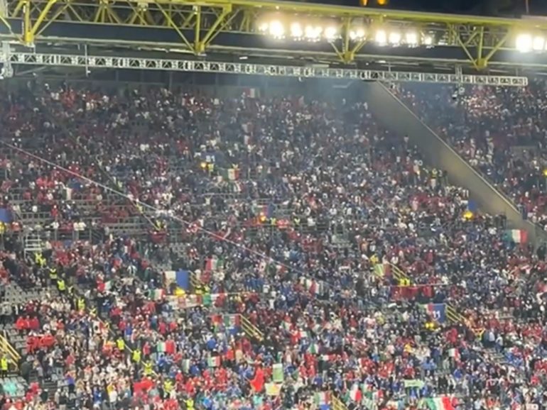 Rilasciati nella notte i tifosi dell’Italia fermati con coltelli e bombe carta, ‘consiglio’ di tornare a casa