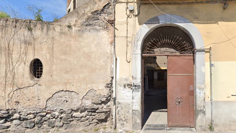 Torre Annunziata, il palazzo dello spaccio: 2500 clienti in tre mesi. Cinque misure cautelari
