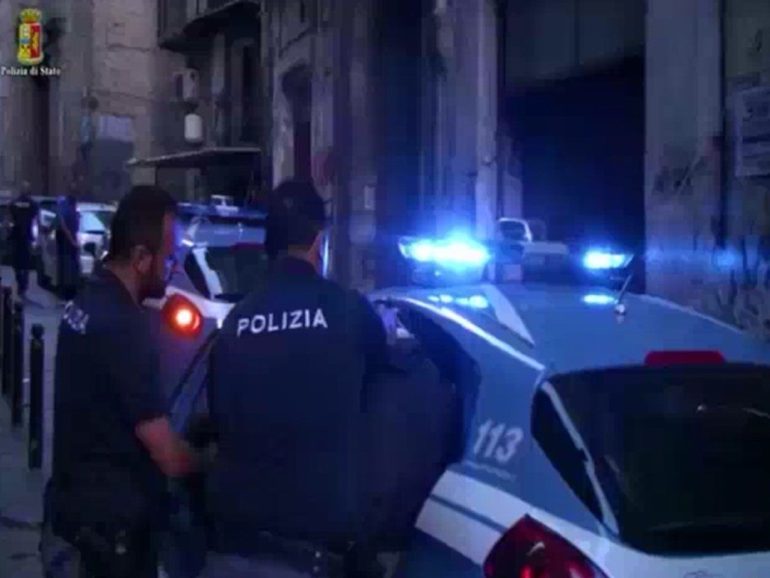 Napoli, arrestato 65enne: dovrà scontare oltre 5 anni per truffa e reati informatici