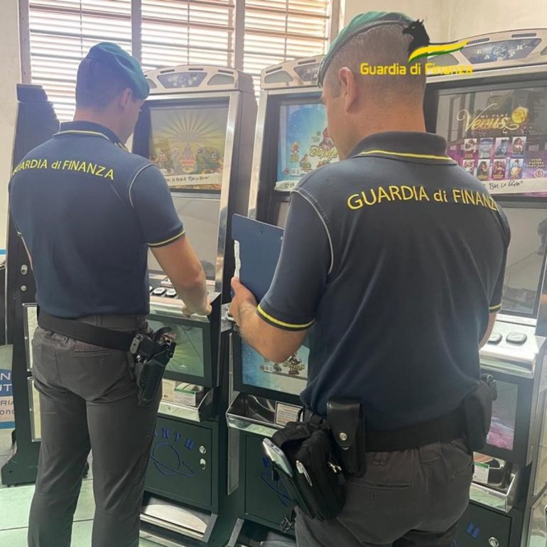 Video slot illegali a Caserta, sequestrati 15 congegni in due bar