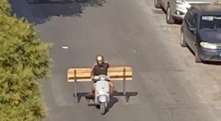 Ruba una panchina al parco, poi l'incredibile fuga in scooter per le vie della città
