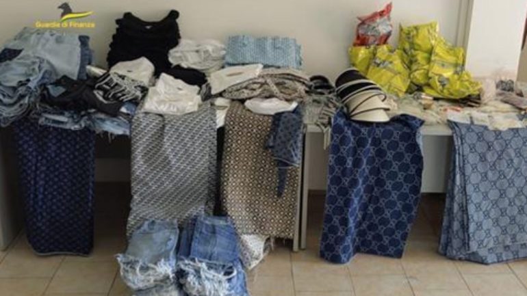 Salerno, sequestrati oltre mille capi e accessori contraffatti