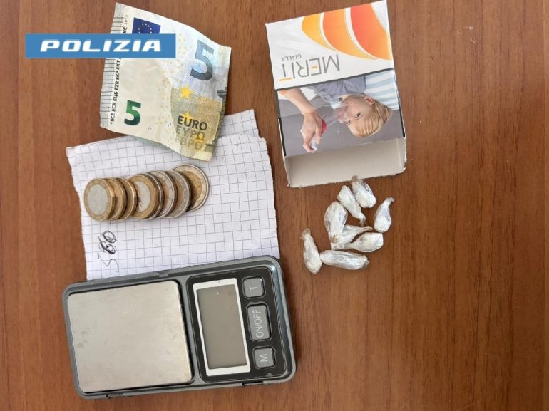 Napoli, smantellata piazza di spaccio al rione Pazzigno: arrestato il pusher