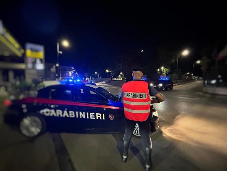 Bronx di Caivano: i Carabinieri: trovano armi, droga e targhe false nascoste nei vani ascensore