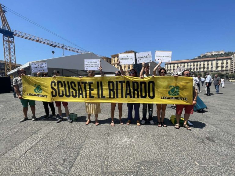 Napoli linea 6 Metropolitana: Legambiente inscena un sit-in per il ritardo e i disservizi