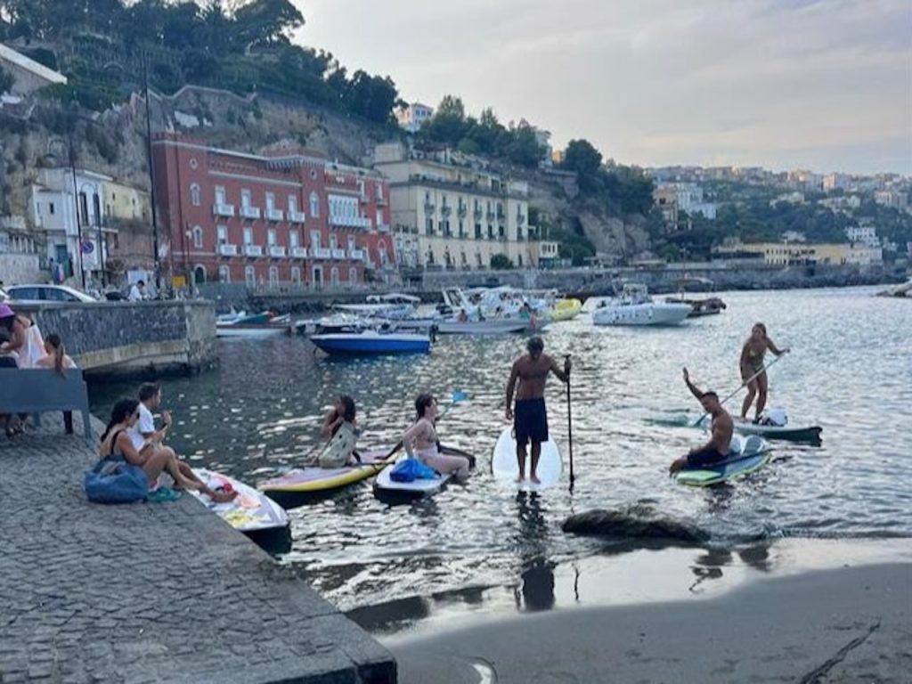 A Posillipo il ricordo di Cristina Frazzica, travolta e uccisa da un motoscafo mentre navigava con il Kayak