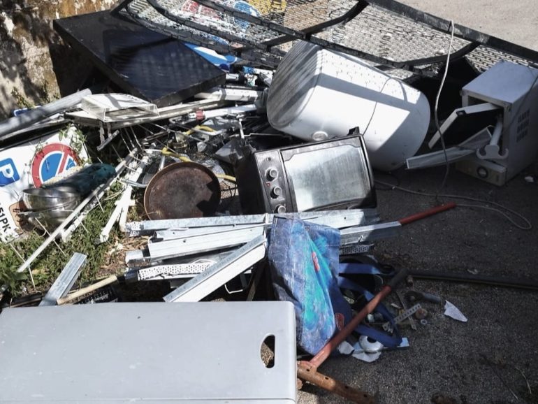 Arzano, dal campo rom in trasferta: denunciato rumeno. Sequestro rifiuti e 8mila euro di sanzioni.