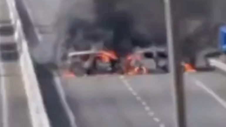 Far West sulla statale 16 assalto a portavalori, colpi di pistola e auto incendiate