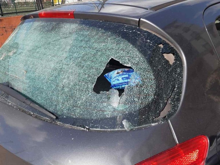 Napoli, lancio sampietrini su auto in sosta da terrazza panoramica di Posillipo
