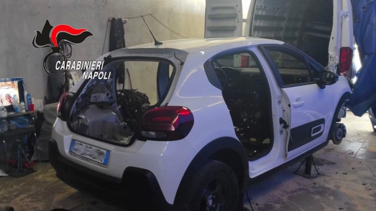 Cardito scoperta officina di auto rubate: due arresti