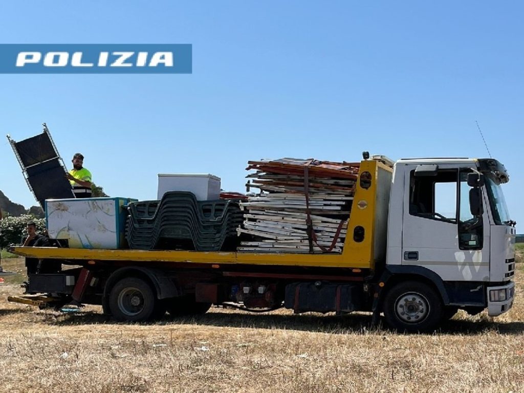 Controlli a Bagnoli, scoperto noleggio abusivo di sedie e lettini sull’arenile