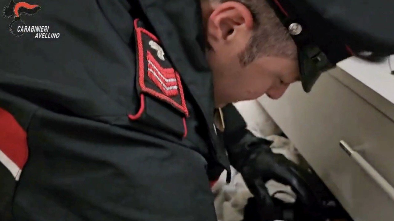 Avellino, caccia ai complici della banda di rapinatori stile Arancia Meccanica