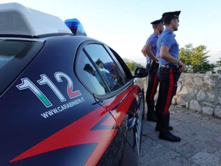 Carinola, in preda all’ira spara tre colpi di fucile contro casa di una coppia. Arrestato