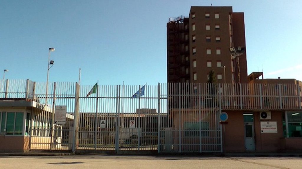 Droga e cellulari in carcere a Benevento, 4 detenuti denunciati