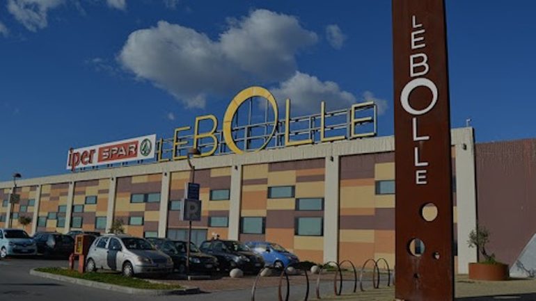 Paura a Eboli: va a fare shopping al centro commerciale e dimentica il figlio di due anni in auto