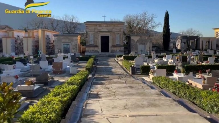 Santa Maria a Vico incassa in contanti i soldi delle tumulazioni: arrestato