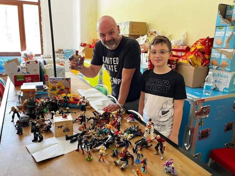 Scampia, il piccolo Raffaele dona i suoi giocattoli, accompagnati da una lettera, ai bimbi sfollati