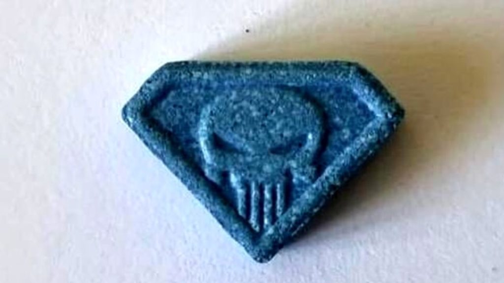 Amalfi, sorpreso a versare pasticche di droga ‘Blue Punisher’ nel cocktail di un turista: arrestato