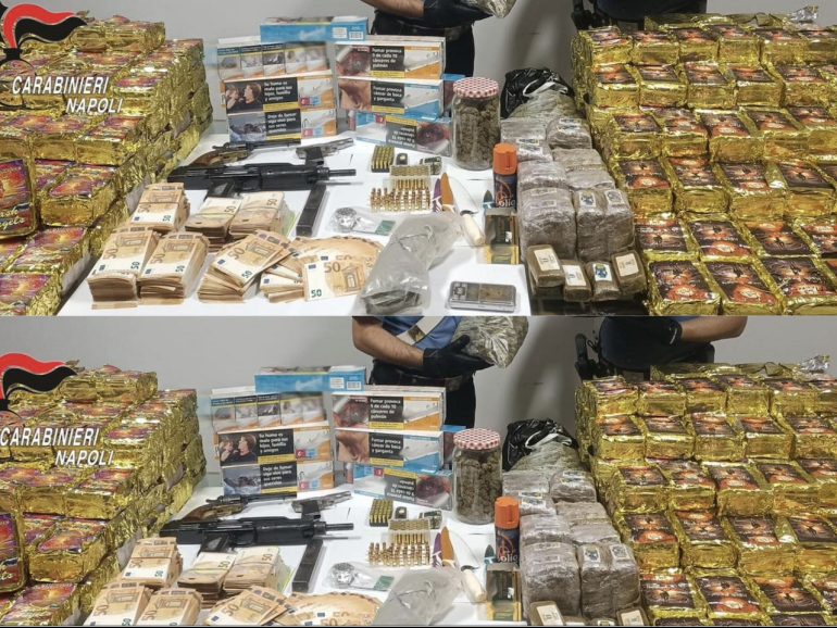 Mariglianella coppia arrestata, in casa oltre 150 chili di droga, armi e 126 mila euro in contanti