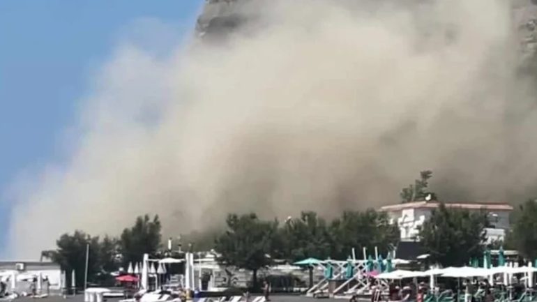 Frana in spiaggia a Monte di Procida dopo la scossa di terremoto