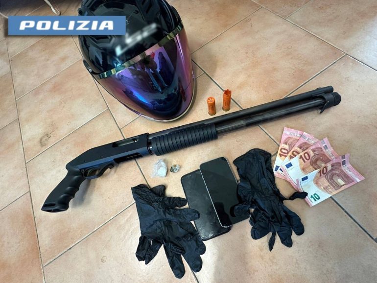 Napoli, fucile a pompa, guanti e casco integrale: fuggono alla polizia e poi si schiantano. Arrestati